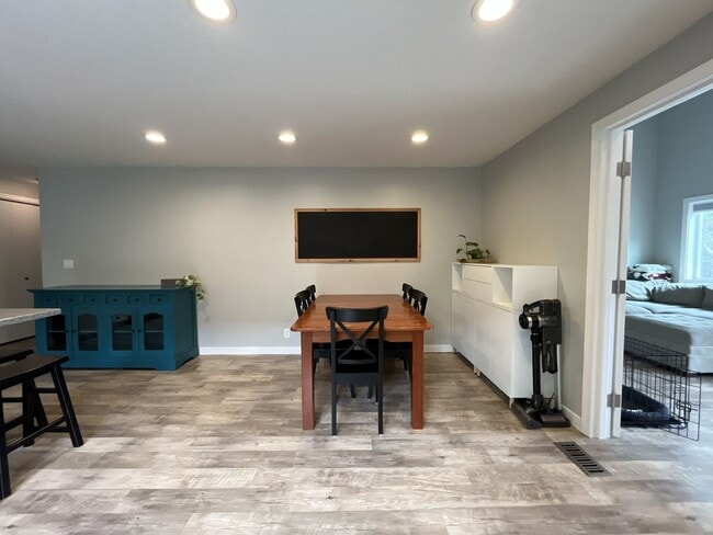 Building Photo - Charming Home Near Nike Campus with Vaulted Ceilings & Updated Kitchen