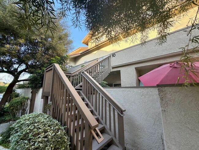 Building Photo - Light-filled, two-story 3-bedroom, 2.5-bath condo in the heart of Thousand Oaks!