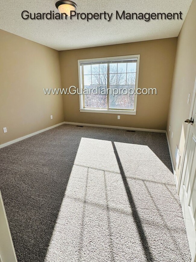 Building Photo - North Brooklyn Park Town Home, Dedicated O...