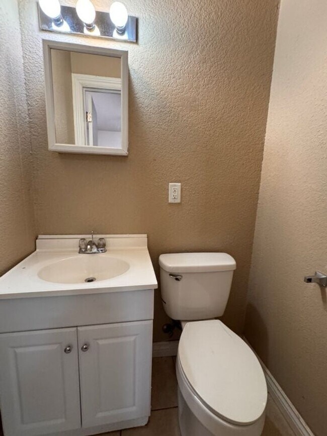 Building Photo - 3 bed, 1 and a 1/2 bath , one car garage! New paint, updates throughout and ready for move in!