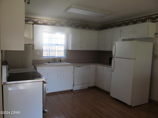 Building Photo - 5104 Beach Dr