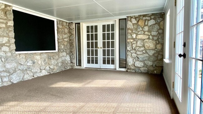 Building Photo - 2900 Pine Ridge Rd
