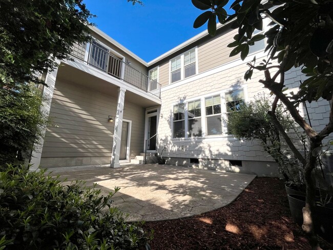 Building Photo - Stunning Corner Home in King City with Washer/Dryer Included, Private Courtyard!