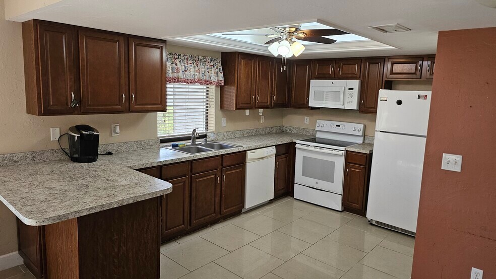 Kitchen - 1124 SE 6th Ave