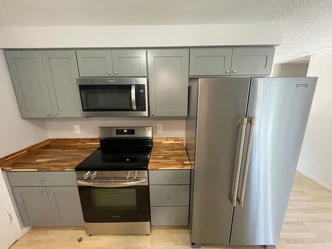 Building Photo - Hard to find 3 bedroom 2, bathroom.