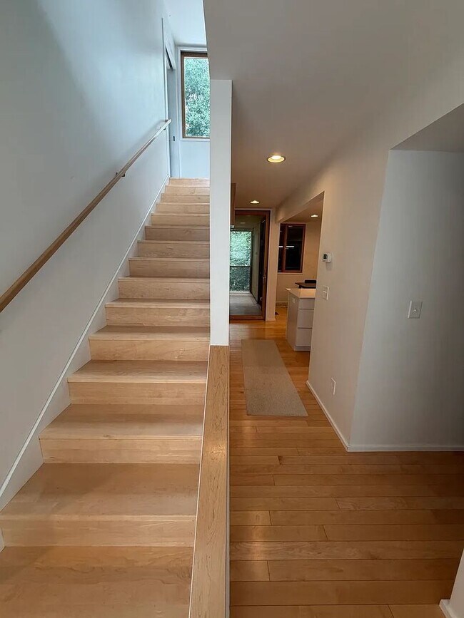 Building Photo - Spacious Pet-Friendly 4BR Home Near Downtown & UVA