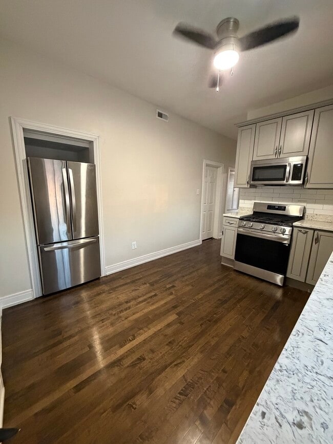 Building Photo - 3301 W Evergreen Ave