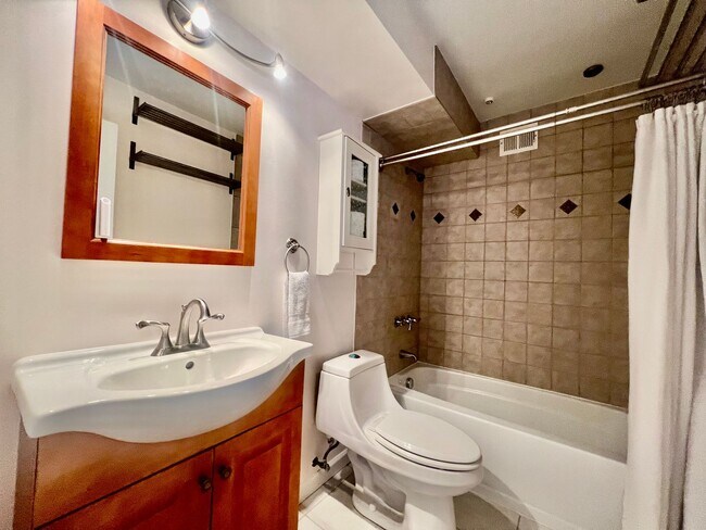 Building Photo - Charming Studio Condo in Capitol Hill