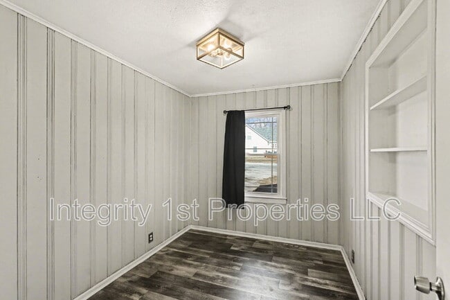 Building Photo - 211 SE 7th St