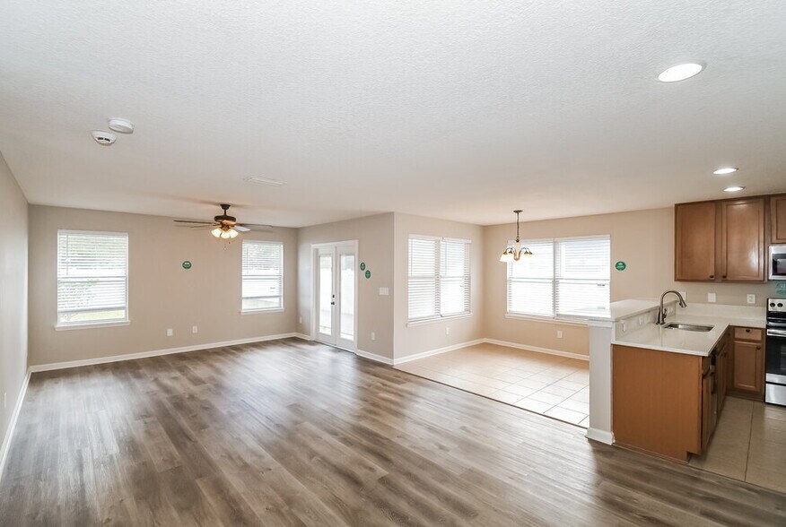 Building Photo - 607 Sunny Stroll Dr