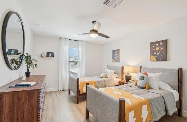 Building Photo - 3411 N Val Vista Dr