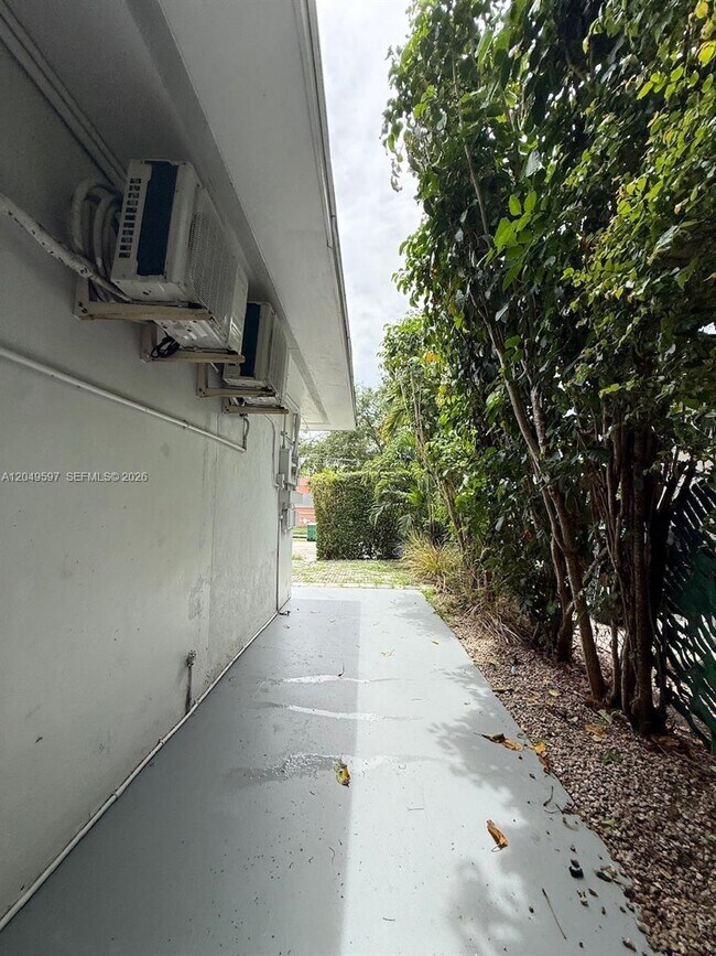 Building Photo - 6723 NE Miami Pl