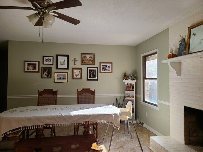 Building Photo - Ring in 2026 with THIS Great Rental!