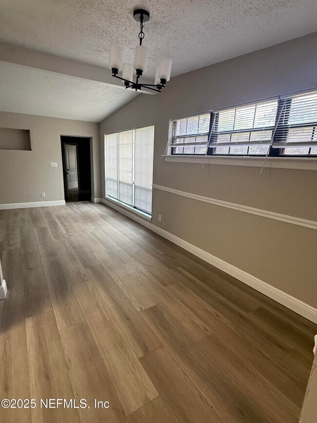 Building Photo - 2113 Limoges Dr S