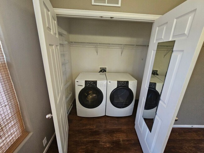 Building Photo - 3 Bed 3 Bath Townhome Minutes from Ft. Carson!!