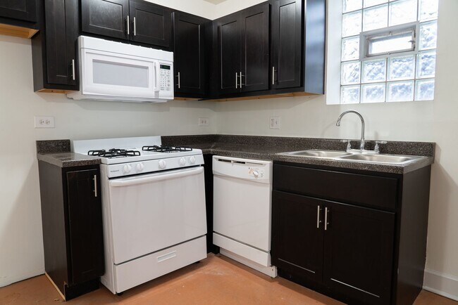 Building Photo - Uptown - English Garden, 1 Bed / 1 Bath - Central Heat & AC