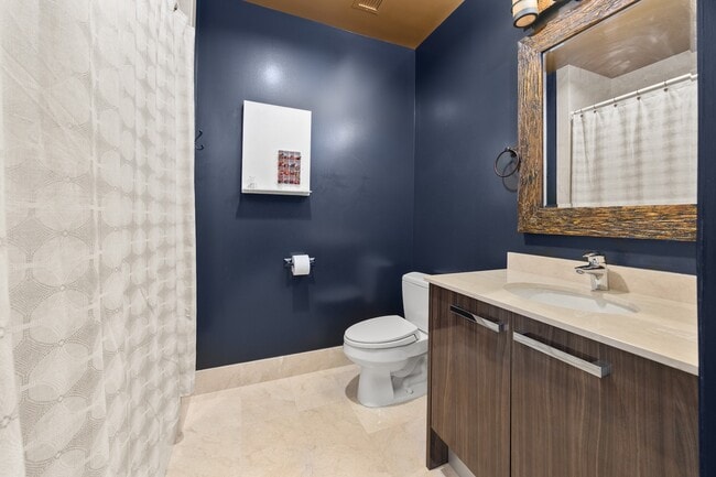 Building Photo - 10 E Delaware Pl