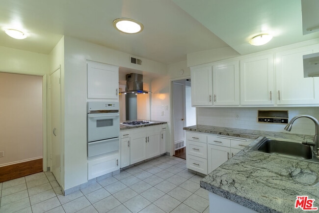 Building Photo - 5652 Fallbrook Ave