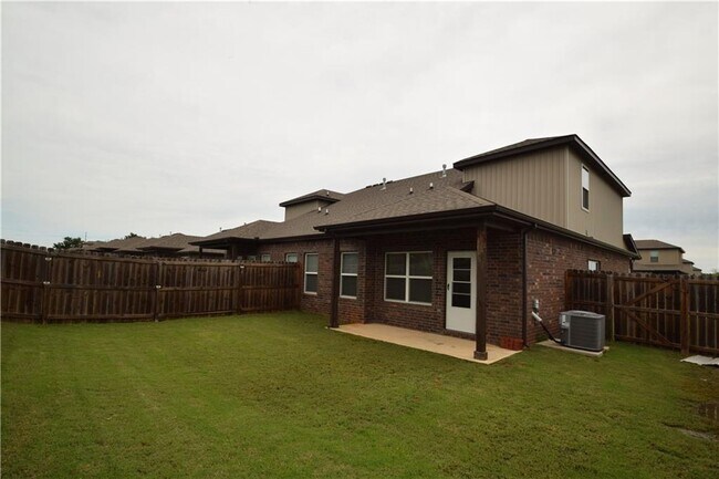 Building Photo - 463 Red Robin St