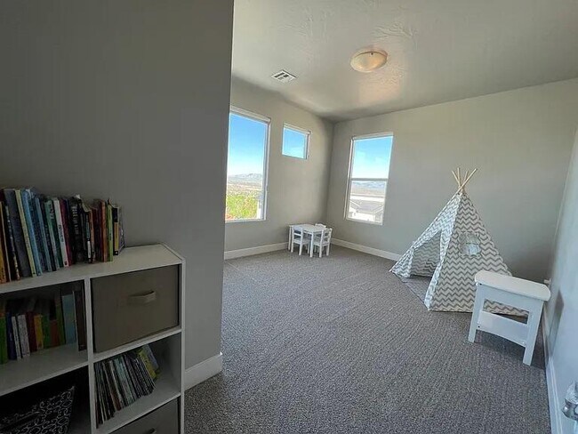 Building Photo - 438 N Stone Mountain Dr