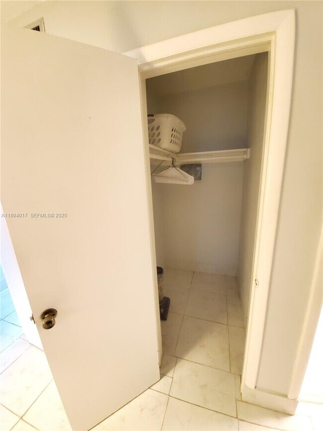 Building Photo - 1333 E Hallandale Beach Blvd