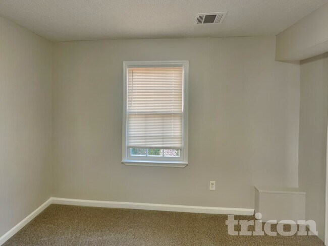 Building Photo - 385 Nectarine Dr