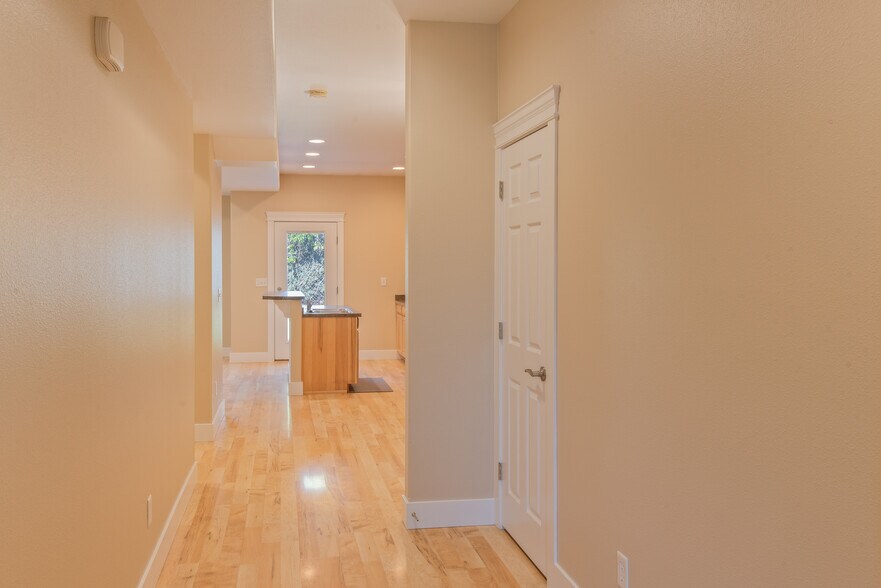 Building Photo - 1035 Road Runner St.