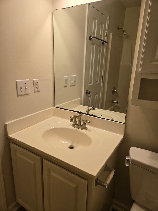 Building Photo - Merestone -Single Story Townhome,  Near by Shopping &  Halyburton Park, Lawn & Trash Included