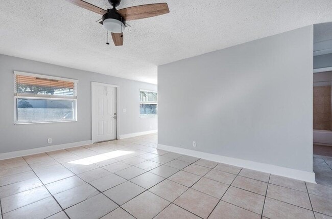 Building Photo - 801 NE 3rd St