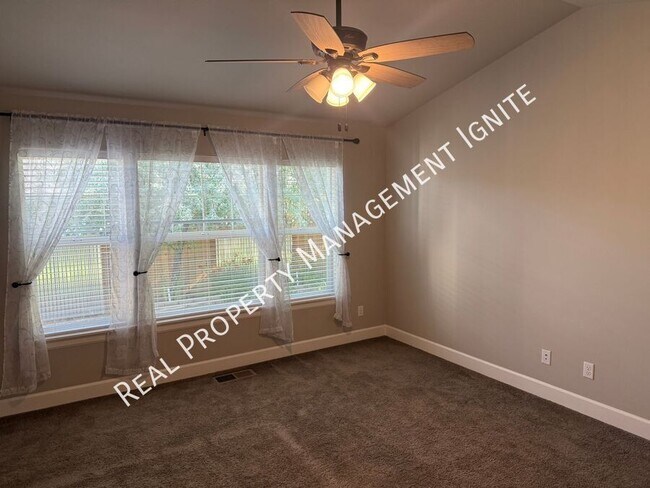 Building Photo - 451 NE Oak Ave