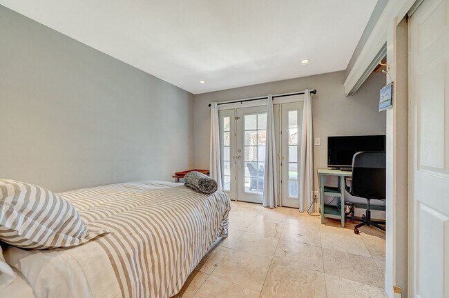 Building Photo - Charming 4 bedroom 3 bath fully furnished pool home in the heart of spring valley!