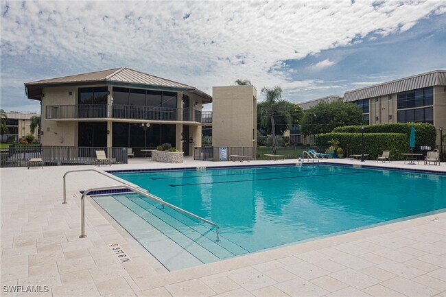 Building Photo - 788 Park Shore Dr