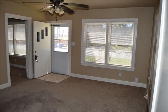 Building Photo - 2616 E 3rd St