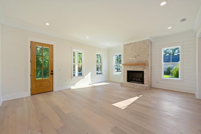 Building Photo - 289 E Glen Ave