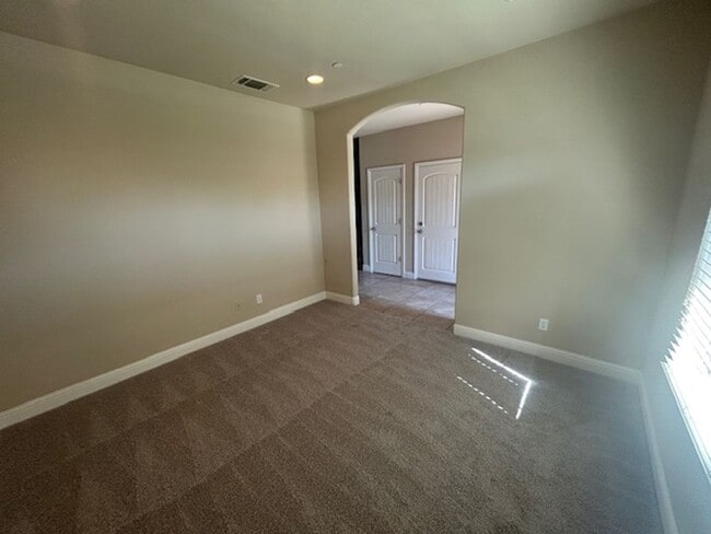 Building Photo - *Wait list full- Currently not accepting applications* 4 bedroom 2 bathroom in NW Visalia coming ...