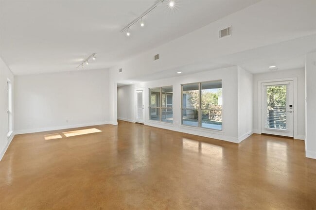 Building Photo - 2304 Rain Water Dr