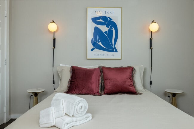 Building Photo - 2307 N Elm St