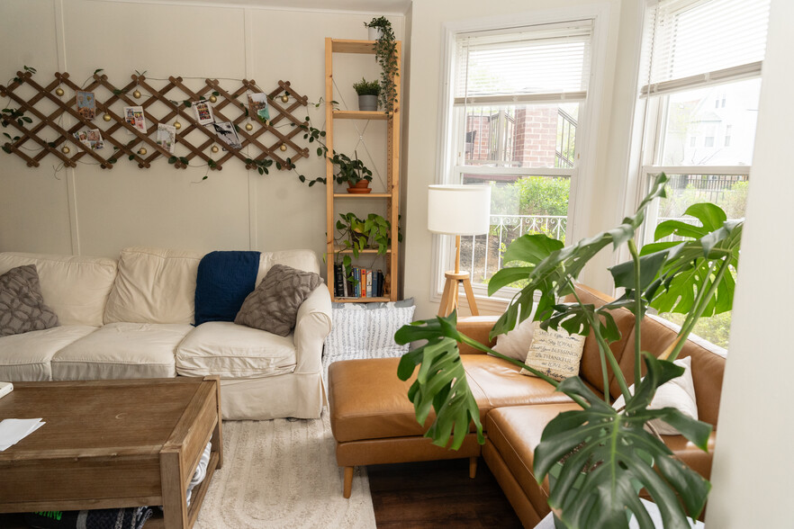 Living room - 3350 W Cuyler Ave