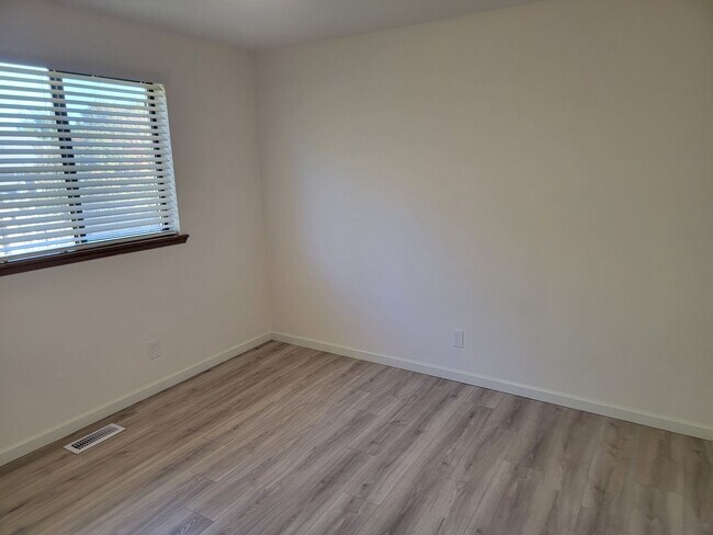 Building Photo - Great update 4-Bedroom Home On The South H...