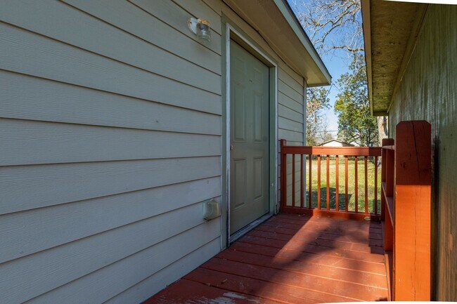 Building Photo - 2 bed, 1 bath in great location - move in ready!