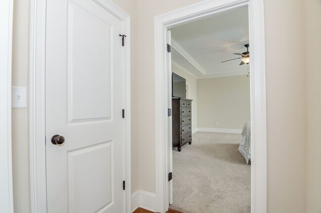 Building Photo - Gorgeous 5-Bedroom 3.5 Bath Home