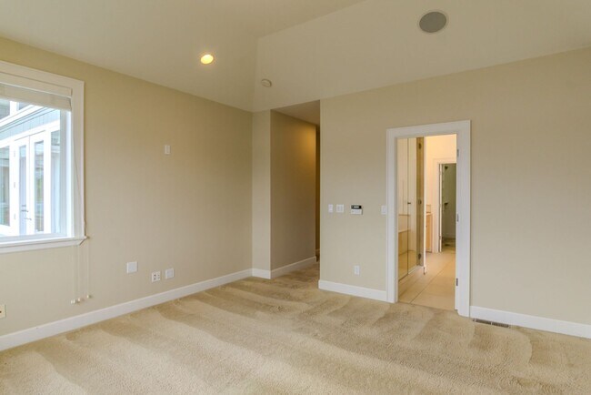 Building Photo - 4Bd/4Ba Seattle Home