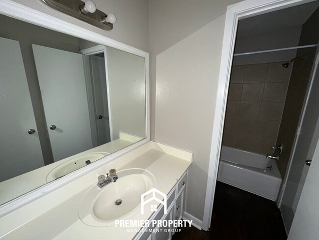 Building Photo - Beautiful 3BR/2BA Near Southwind | Soaring Vaulted Ceilings, Fireplace & Fenced Yard