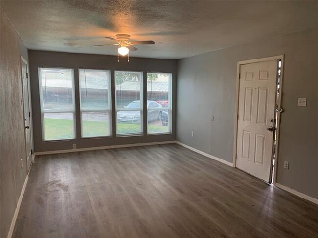 Building Photo - Spacious Loft in Gated Community!