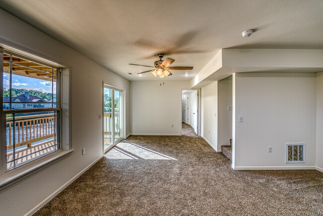 Building Photo - 220 E Sunset Cove Ln