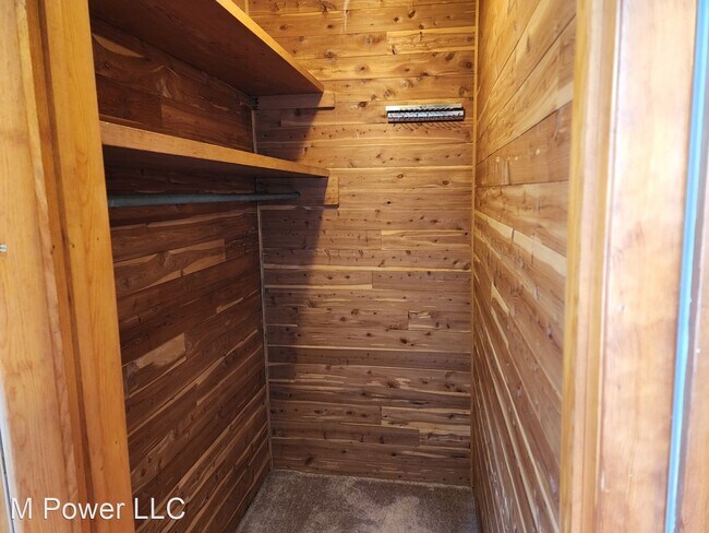 Building Photo - 2 br, 1.5 bath House - 390 College St.
