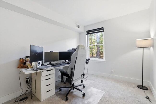 Building Photo - Beautifully Renovated 2-Bedroom Condo in the Heart of Reston!