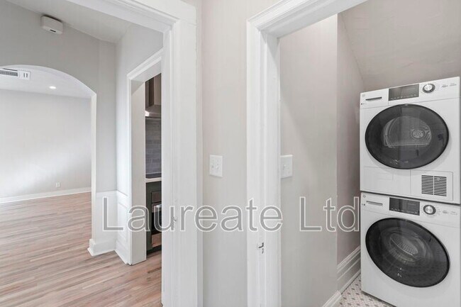 Building Photo - 1058 Pearl St