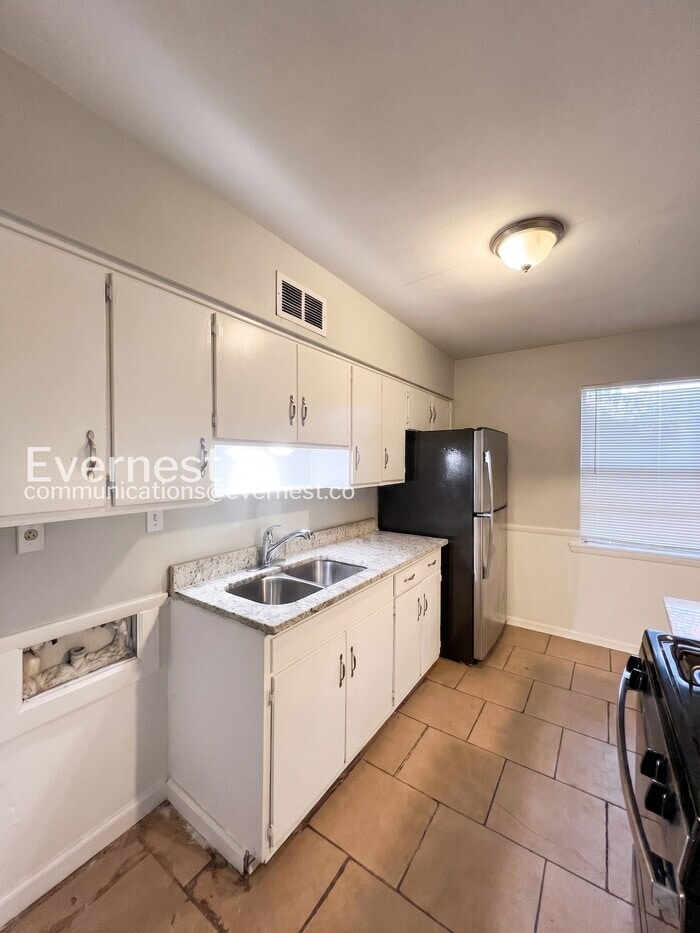Building Photo - 856 White Clover Ln