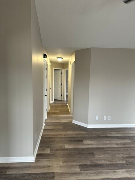 LIVING ROOM HALLWAY - 259 Grassmire Dr